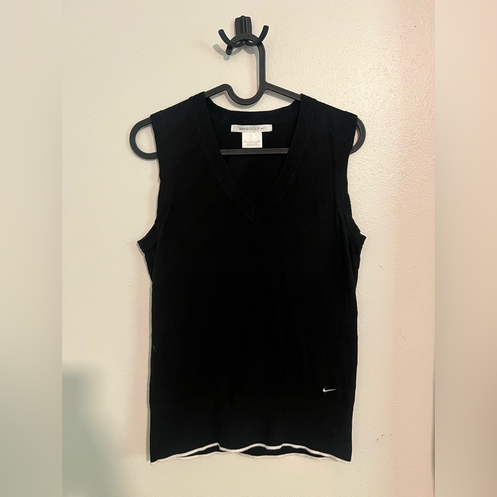 Vintage Nike Women’s Black Sleeveless V-Neck Tank Top